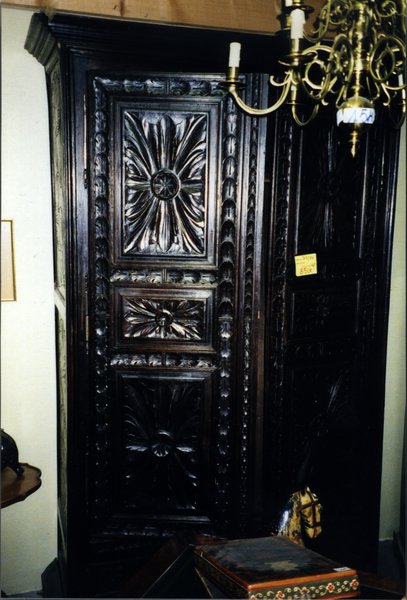 Armoire ancienne en bois noir.
