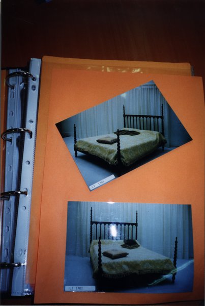 Classeur ouvert avec photos de lits.