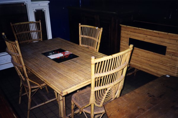 Table et quatre chaises en osier.