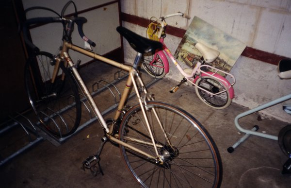 Range-vélo avec un vélo de course et un vélo d’enfant.