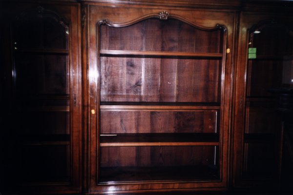 Bibliothèque à vitrine.