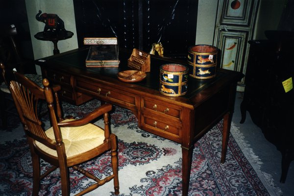 bureau et chaise en bois avec tapis au sol.