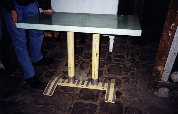 Table de restaurant avec pieds en métal.