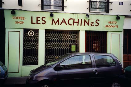Devanture de : « Les Machines » coffee shop, restau-brocante.