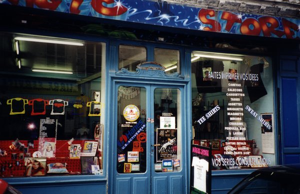 Devanture d’une boutique d’impressions sur tee-shirt et sweat-shirt.