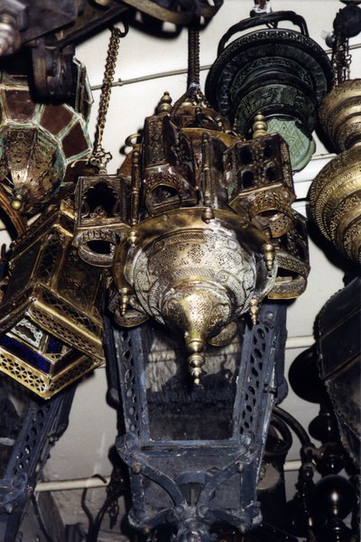 Lampes orientales et réverbères suspendus au plafond.