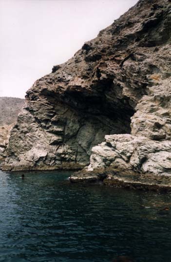 Cavité rocheuse sur la mer.