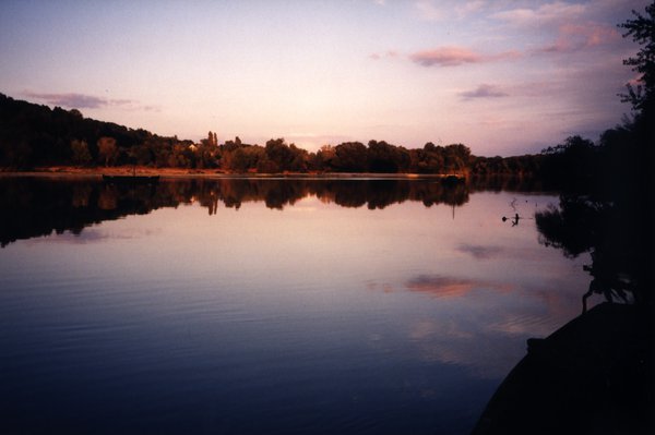 Étendue d’eau au crépuscule.