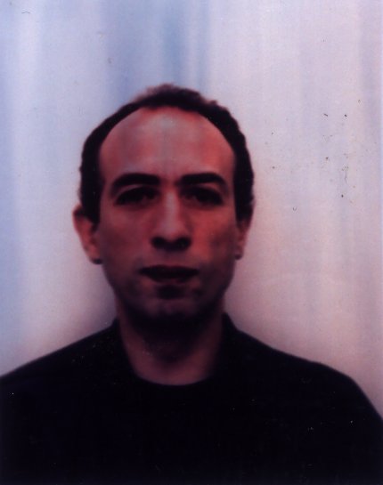 Homme de face.