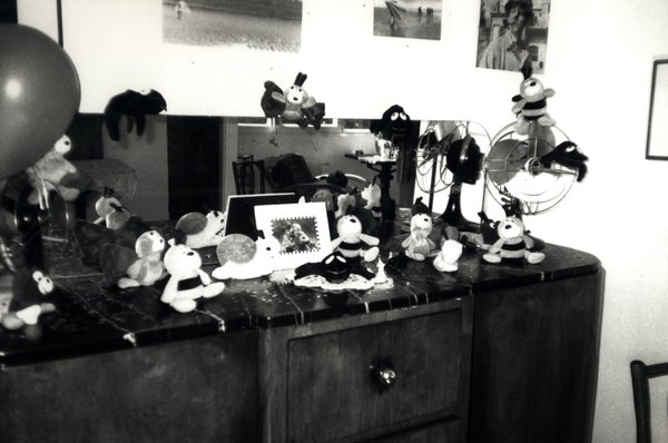 Commode couverte de peluches en forme d'abeilles. Noir et blanc.ᴬᴵ
