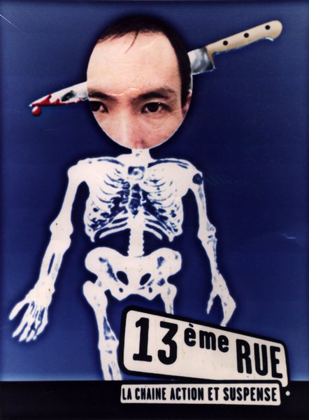 Affiche publicitaire pour : “13ème Rue. La chaîne action et suspens“ avec le dessin d’un squelette où dans le rond découpé à l’endroit de la tête un homme a passé son visage.