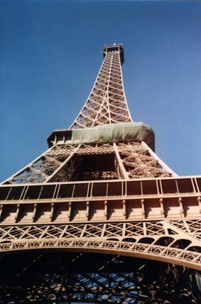 La Tour Eiffel avec bâche au deuxième étage.