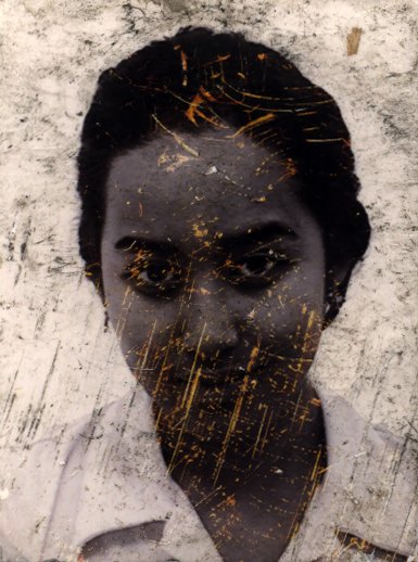 Visage de jeune fille brune à chemise blanche. Image avec rayures. Noir et blanc.