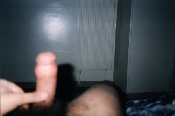 Sexe en érection d’un homme nu allongé.