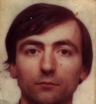 Visage d’homme brun la raie sur le côté.