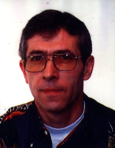 Visage d’homme avec lunettes à verres fumés.
