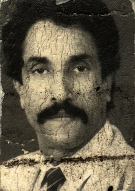 Homme à moustache de face avec chemise et cravate. Image avec une rayure. Noir et blanc.