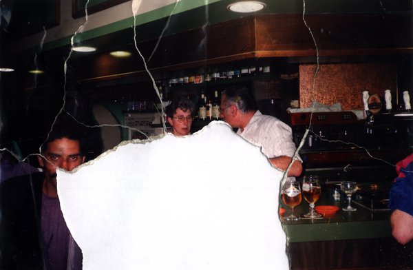 Scène de bar avec plusieurs personnes. Image avec déchirure, reconstituée.ᴬᴵ