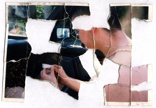 Fragments de photo déchirée montrant l'intérieur d'une voiture et des mains.ᴬᴵ