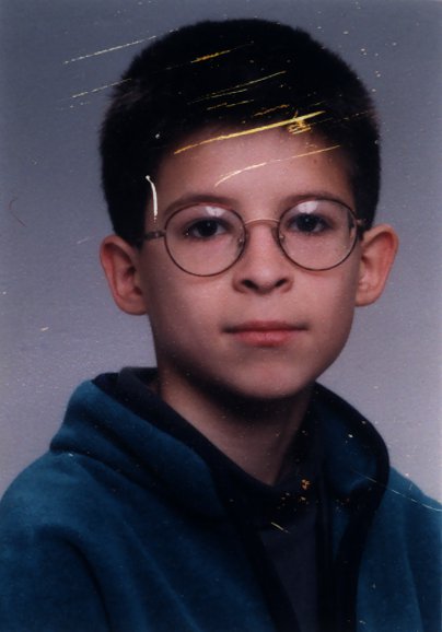 Visage de petit garçon à lunettes. Image avec rayures.
