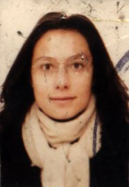 Visage de jeune femme avec écharpe.