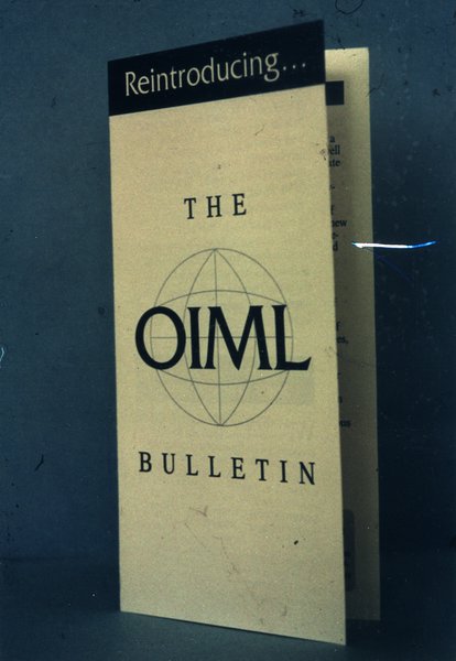 Photo de fascicule sur fond bleu avec inscription : « Reintroducing- The OIML Bulletin ».