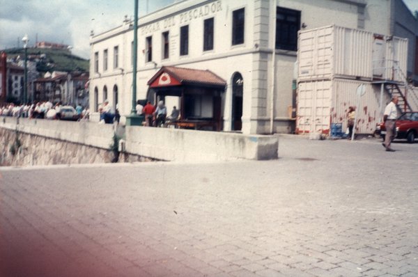Façade d’un restaurant à l’enseigne : Edgar del Pescator sur un quai avec passants.