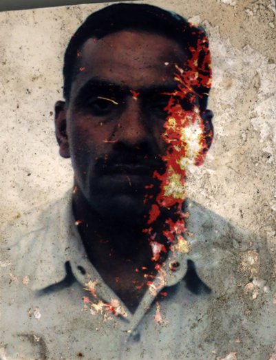 Visage d’homme à chemise blanche. Image abîmée.