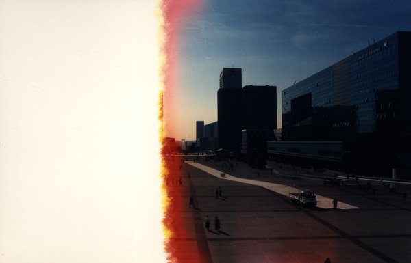 Esplanade avec immeubles sous un ciel bleu. Image avec amorce.