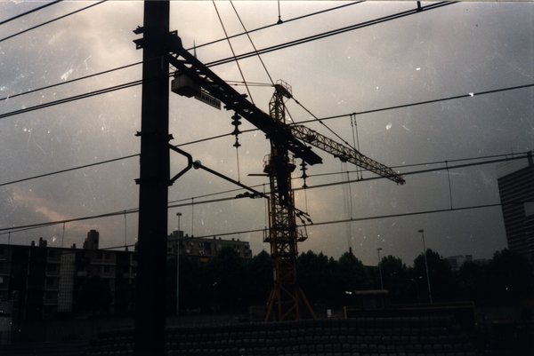 Câblages électriques, une grue en arrière-plan.