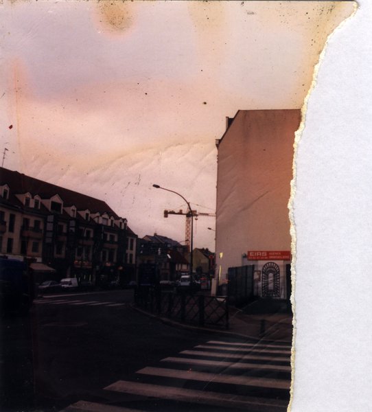 Rue avec passage piéton. Fragment d’image déchirée.