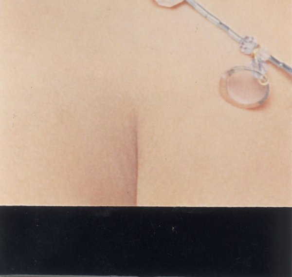 Gros plan sur un ventre avec bracelet en chaîne. Fragment.ᴬᴵ