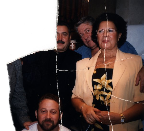 Groupe de personnes réunies à l'intérieur. Image avec déchirure, reconstituée.ᴬᴵ