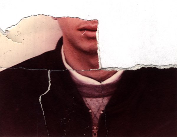 Gros plan du bas du visage d'une personne en col roulé. Fragment déchiré.ᴬᴵ