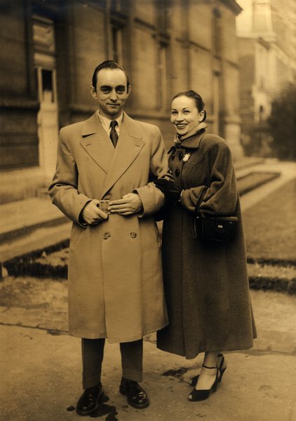 Couple élégant posant dans une rue. Sépia.ᴬᴵ