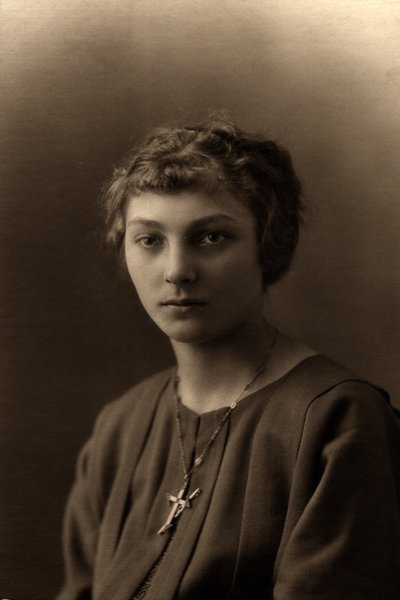 Portrait en studio d'une jeune femme avec pendentif en croix. Sépia.ᴬᴵ
