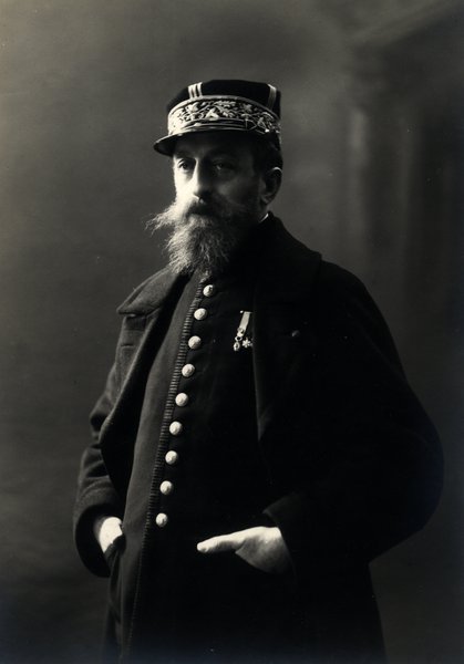 Portrait d'un homme en uniforme militaire avec décoration. Noir et blanc.ᴬᴵ