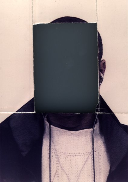 Homme en manteau sombre, morceau du visage manquant. Fragment déchiré.ᴬᴵ