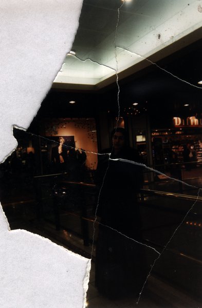 Personne dans une galerie marchande de nuit. Image avec déchirure, reconstituée.ᴬᴵ