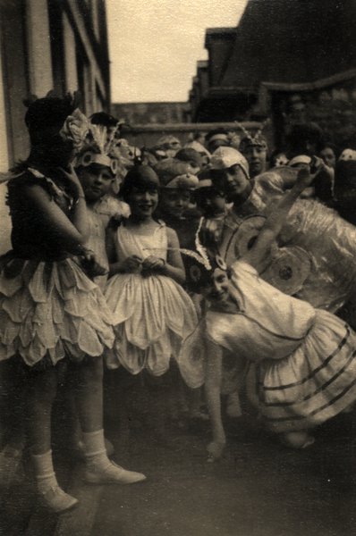 Enfants en costumes de fête, robes à pétales. Noir et blanc.ᴬᴵ