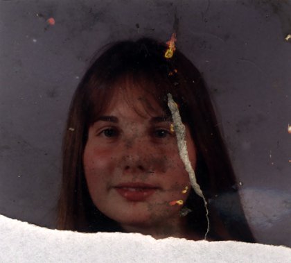 Portrait de jeune femme. Image endommagée, déchirure au bas.ᴬᴵ