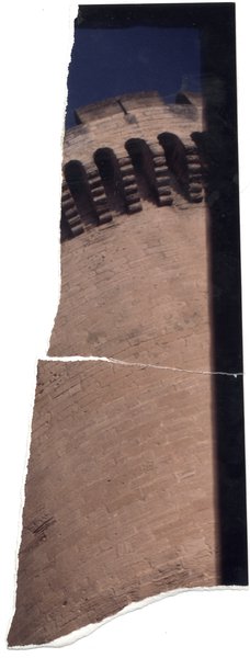 Tour à créneaux. Fragment d’image déchirée.
