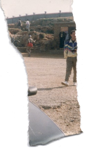 Extérieur jour avec individu debout. Fragment d’image déchirée.