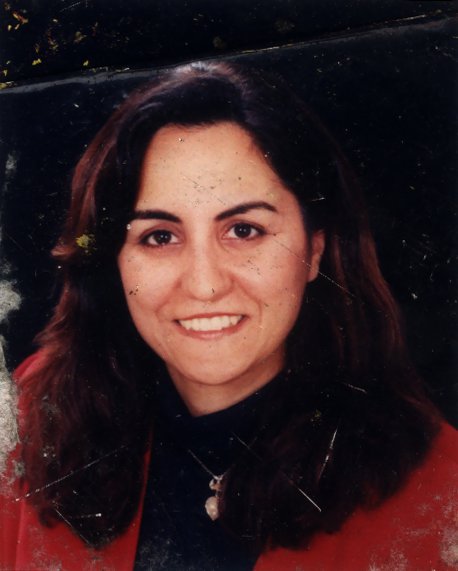 Portrait souriant d'une femme en veste rouge.ᴬᴵ
