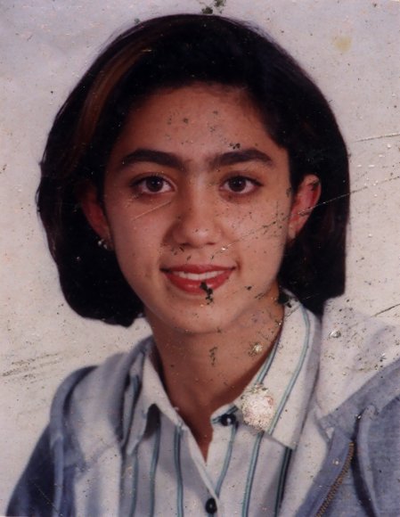 Portrait de jeune femme. Image tachetée et abîmée.ᴬᴵ