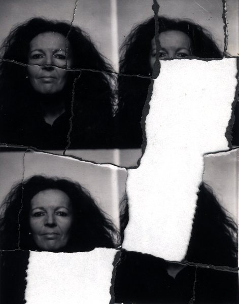 Quatre portraits répétés d'une femme aux cheveux bouclés. Image avec déchirure, reconstituée. Noir et blanc.ᴬᴵ