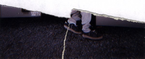 Gros plan sur des pieds chaussés de baskets. Fragment déchiré.ᴬᴵ