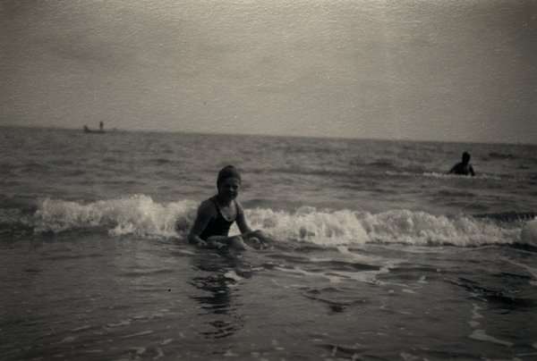 Femme dans les vagues avec un bonnet de bain. Noir et blanc.ᴬᴵ