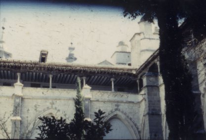 Cour intérieure de bâtisse avec coursive.