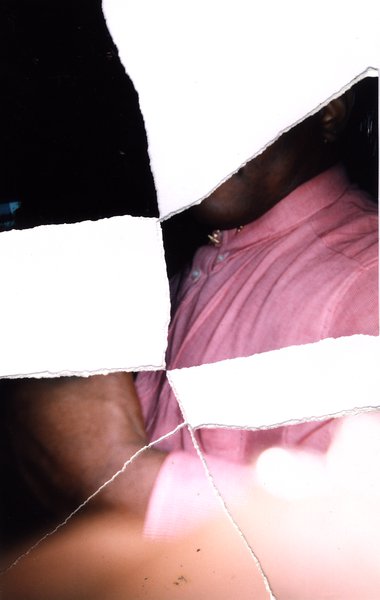 Gros plan d'un homme en chemise rose. Fragment déchiré.ᴬᴵ